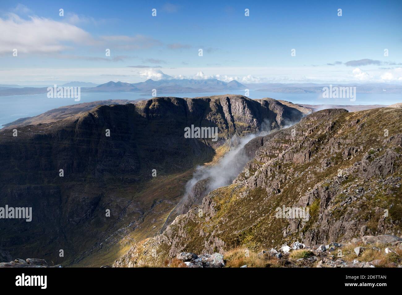 Der Blick über den Bealach na Ba Pass zur Isle of Skye von Sgurr a Chaorachain, Applecross, Schottland, Großbritannien Stockfoto