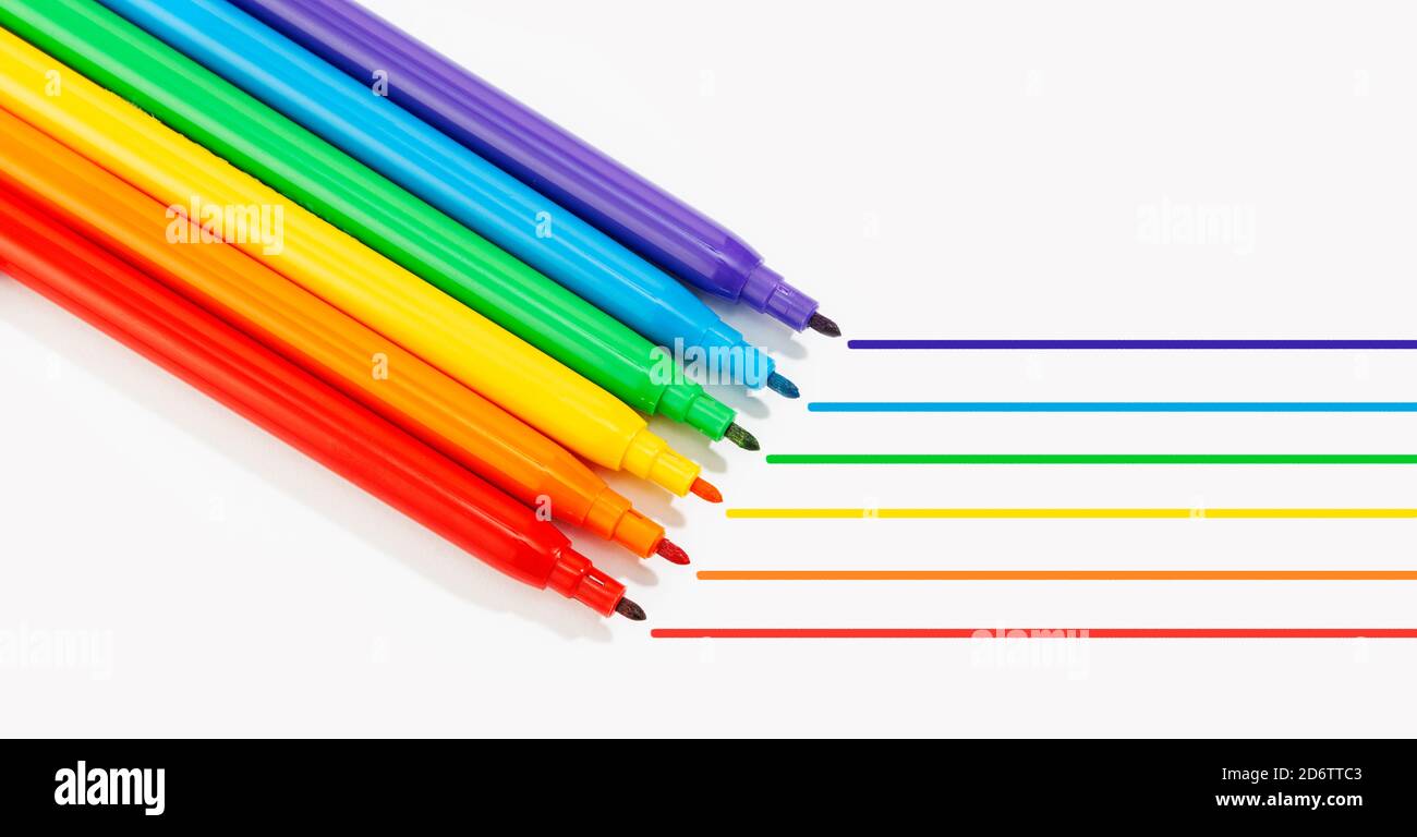 Marker von Regenbogenfarben isoliert auf weißem Hintergrund. LGBTQ Regenbogen Flagge Gay Stolz Hintergrund. Speicherplatz kopieren Stockfoto