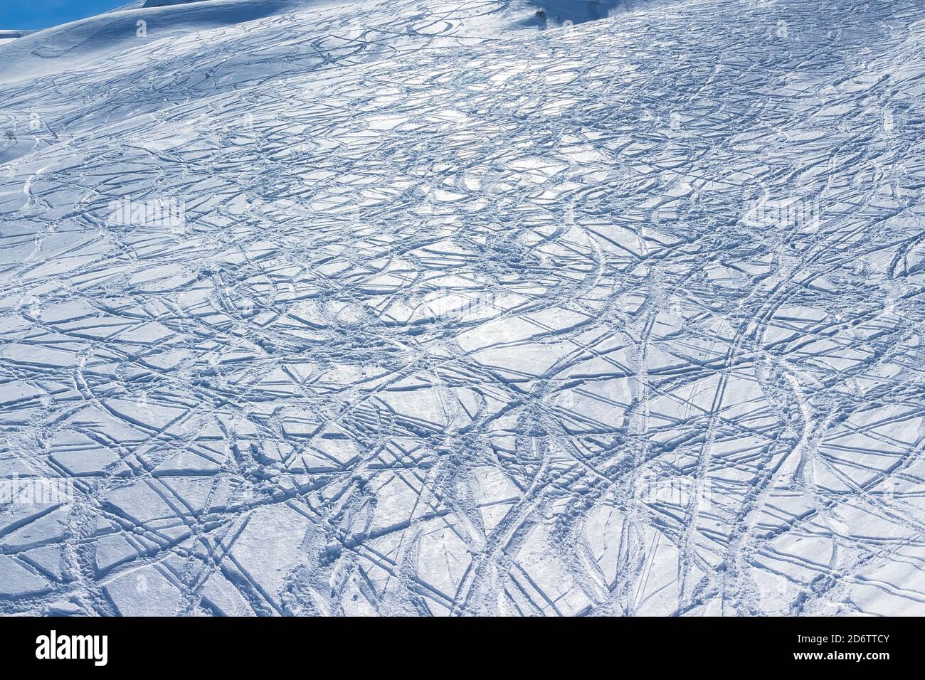 Unzählige Ski-Tracks auf einer normalerweise überfüllten Skipiste Stockfoto