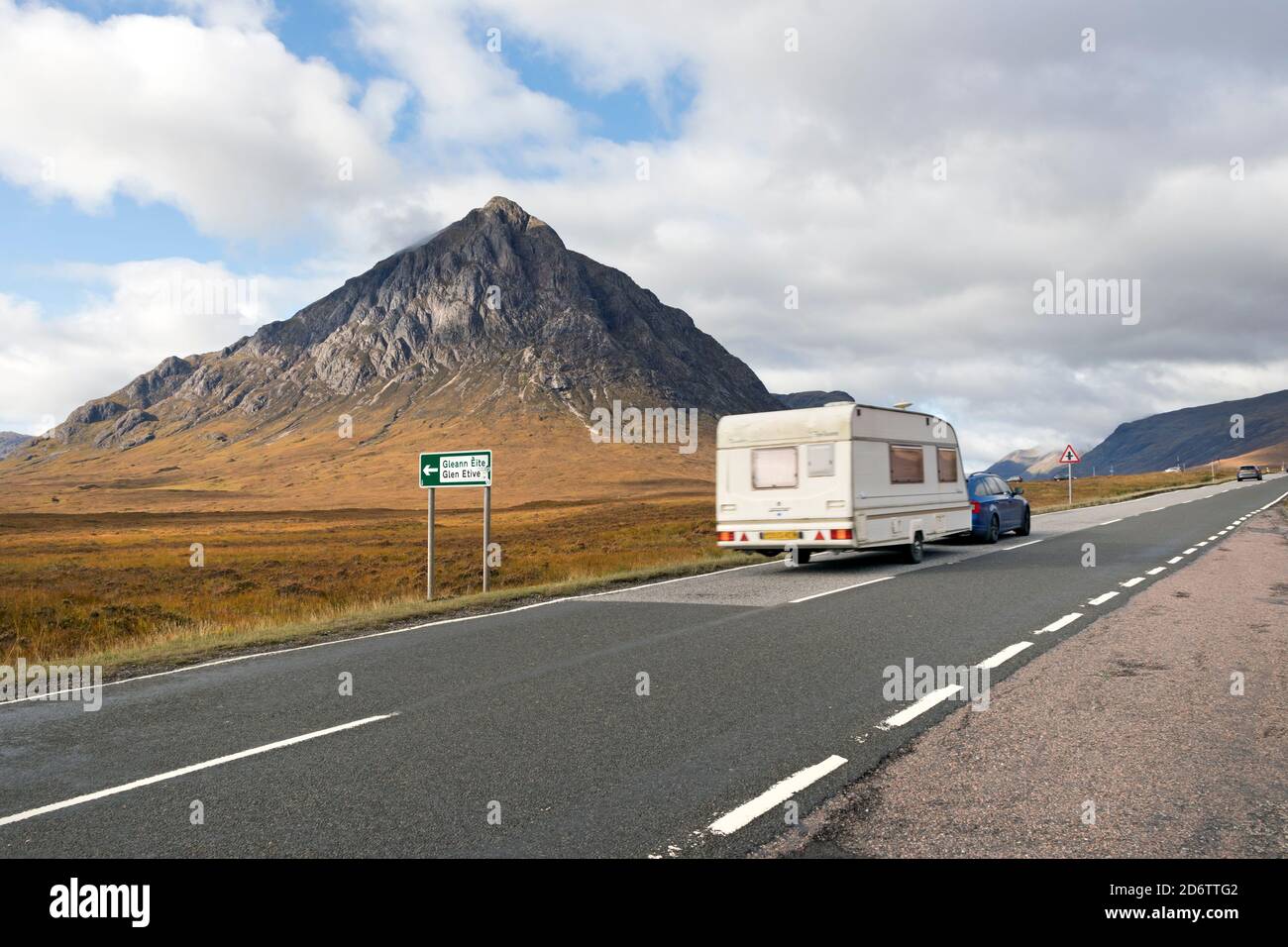 Verkehr auf der A82 Road mit dem Berg Buachaille Etive Mor als Kulisse, Glencoe, Highland, Schottland, Großbritannien Stockfoto