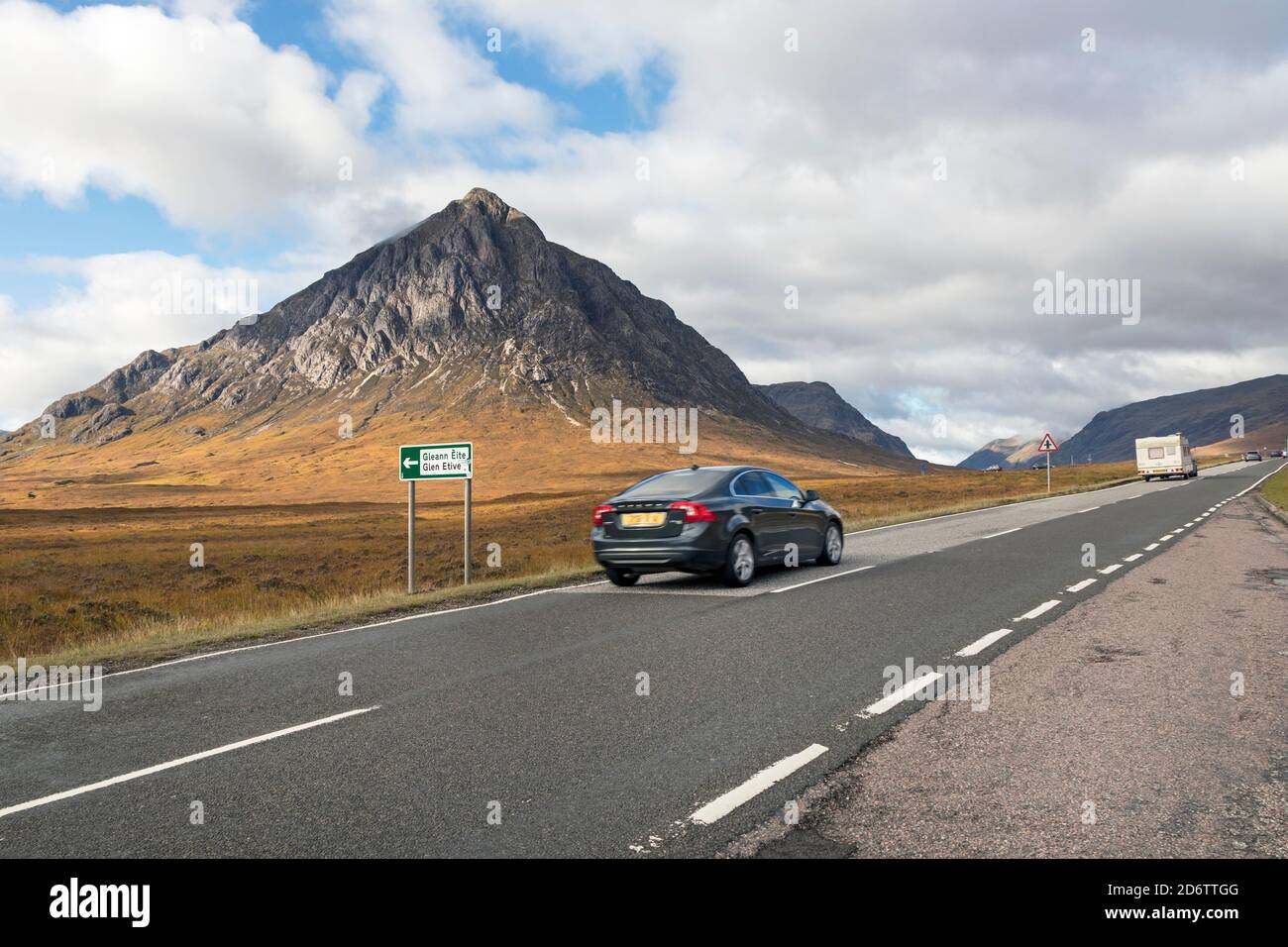 Verkehr auf der A82 Road mit dem Berg Buachaille Etive Mor als Kulisse, Glencoe, Highland, Schottland, Großbritannien Stockfoto