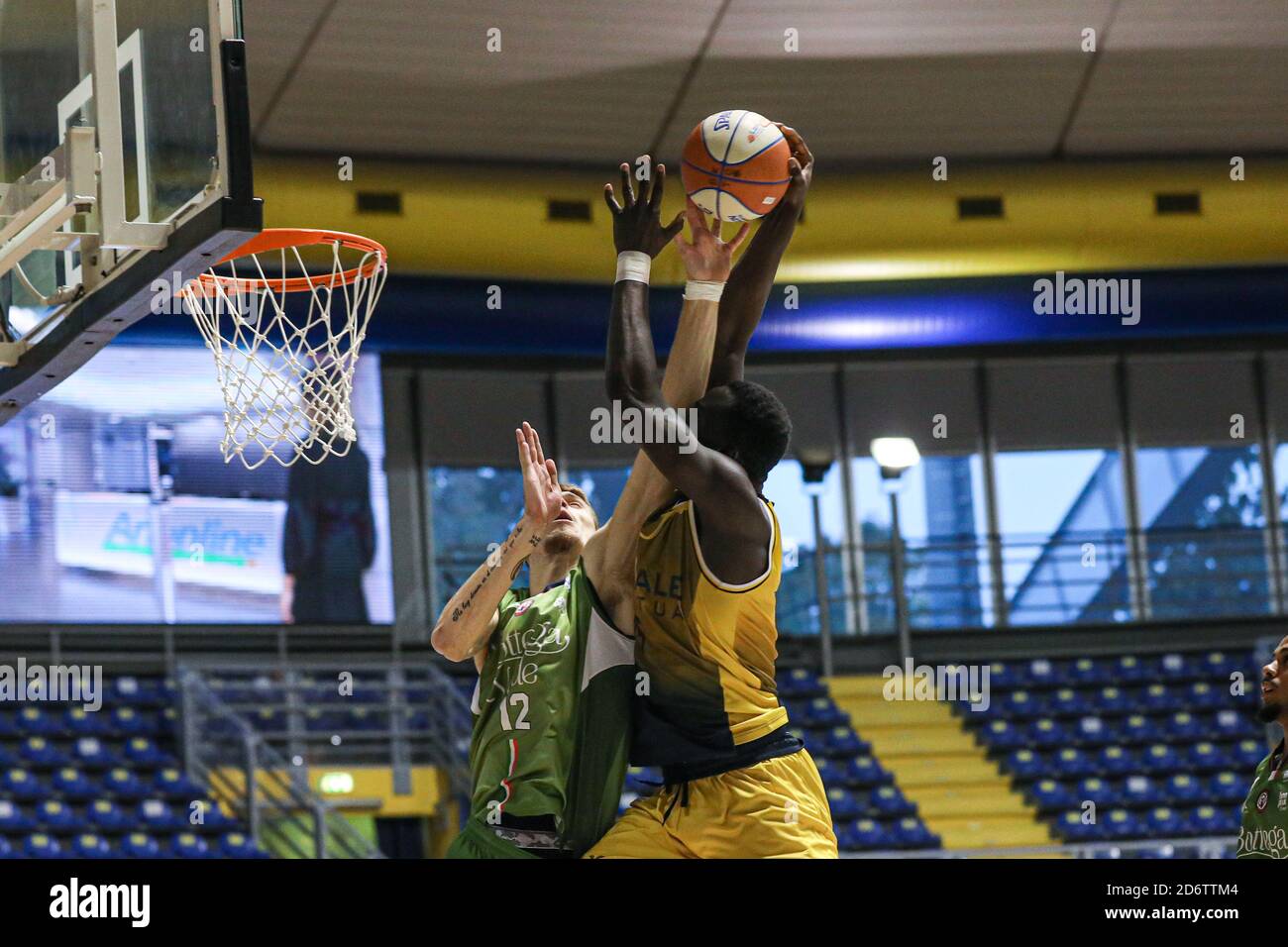 Turin, Italien. Oktober 2020. Erstes Heimspiel für reale Mutua Basket Torino vs Green Shop Pallacanestro Biella. Reale Mutua Basket Torino gewinnt 104:86. (Foto von Norberto Maccagno/PacifiPress) Quelle: SIPA USA/Alamy Live News Stockfoto