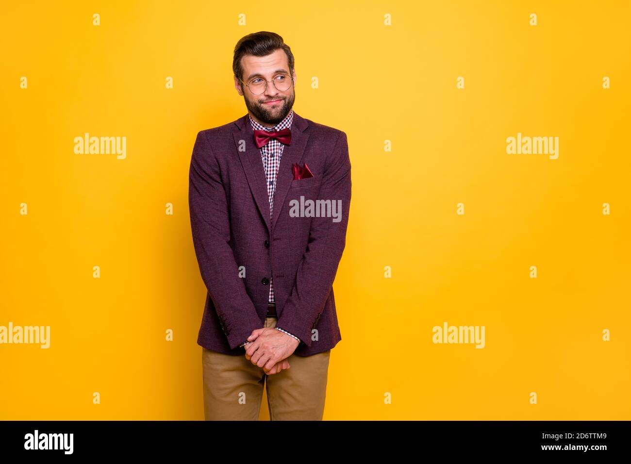 Foto von schönen stilvollen Kerl schüchtern Person Freund aussehen Freundin Prom Party einladend Tanz tragen specs Krawatte Schleife karierte Hemd blazer isoliert gelb Stockfoto