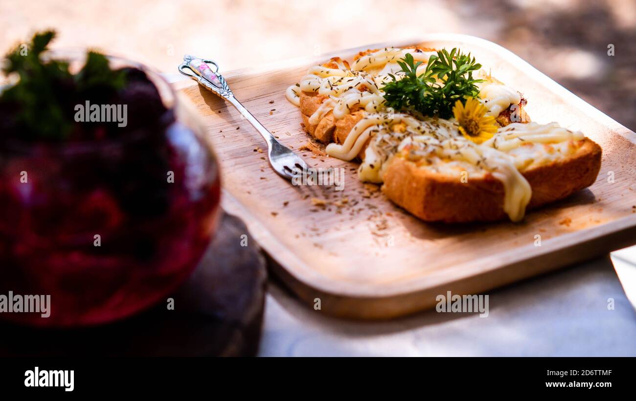 Scheibe getoastetes Weißbrot mit Mayonnaise oben mit Blumen und Gemüse verzieren. Stockfoto