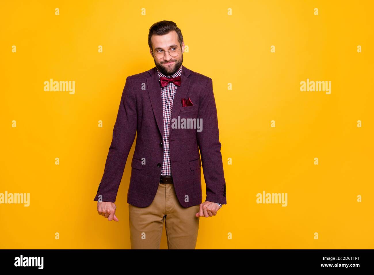 Foto von schönen coolen Kleidung stilvolle Kerl Freund schüchtern aussehen Freundin prom Party einladend Tanz tragen specs Krawatte Bogen Karli shirt-Blazer isoliert Stockfoto