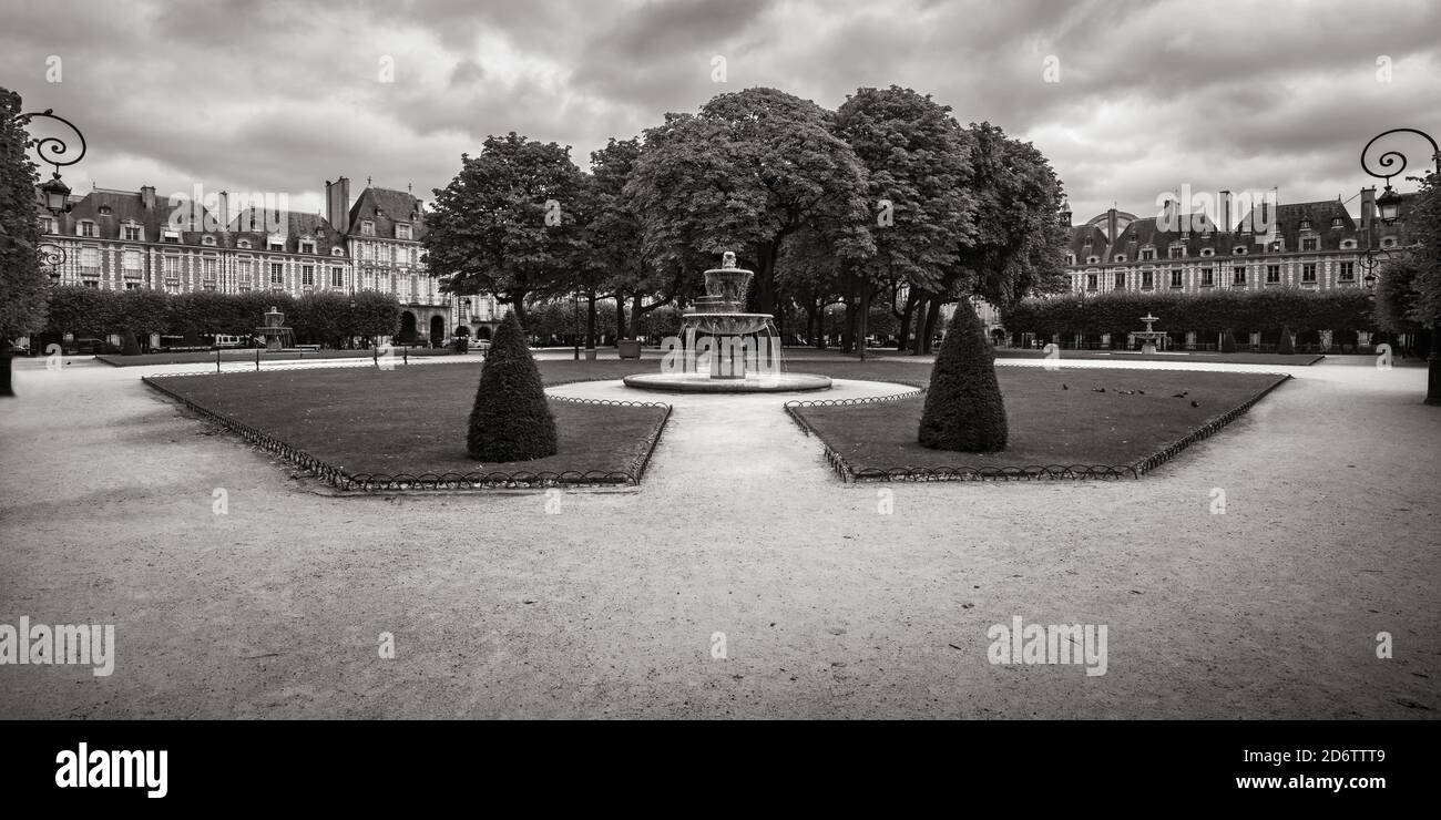 Place des Vosge in Paris. Le Marais, 4. Arrondissement. Frankreich (Schwarzweiß) Stockfoto