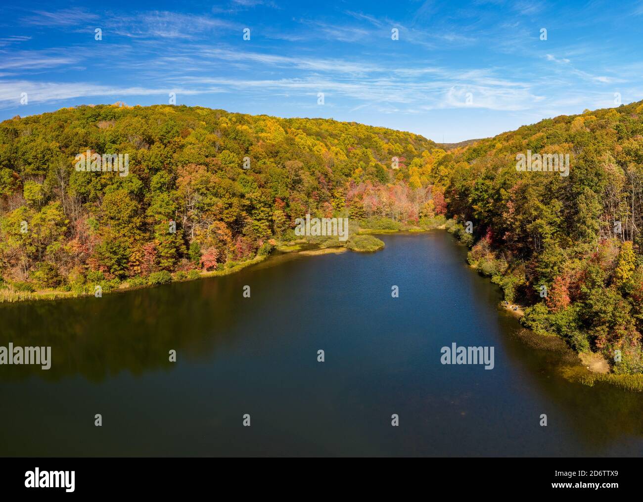 Luftdrohnenaufnahme des Coopers Rock Lake und der Glade Run im State Park im Herbst. Das Hotel liegt in der Nähe von Morgantown WV Stockfoto