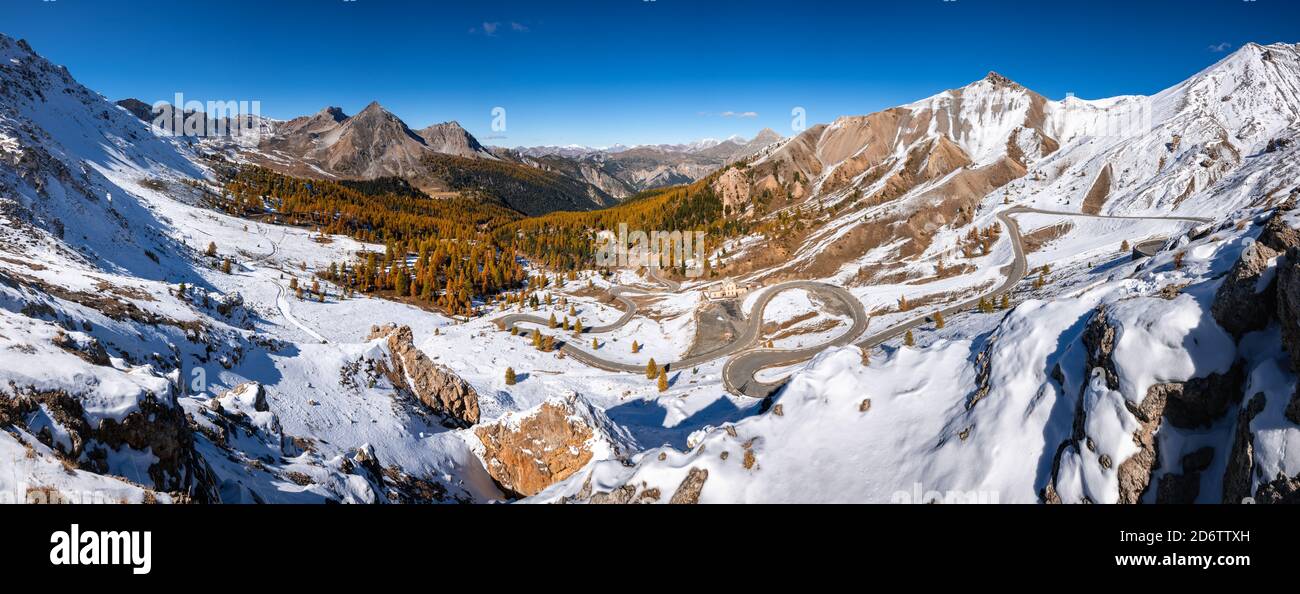 Izoard Pass (Col d'Izoard), die malerische D902 Straße und Napoleon Refuge im Herbst mit Schnee. Regionaler Naturpark Queyras, Hautes-Alpes, Alpen, Frankreich Stockfoto