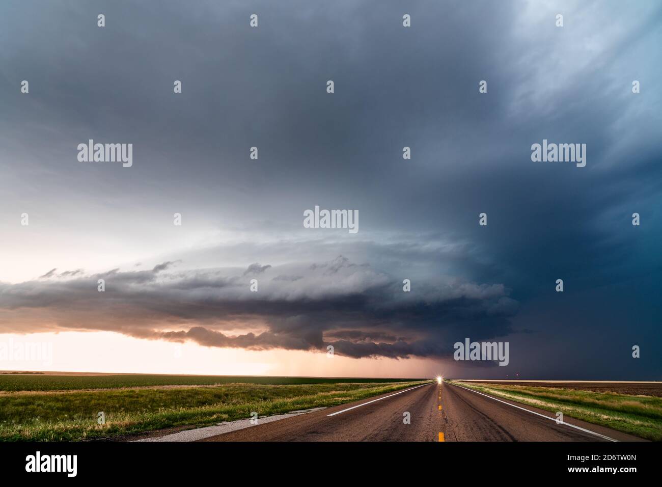 Dunkle, dramatische Gewitterwolken, als ein supercell-Gewitter eine Straße in der Nähe von Jetmore, Kansas, überquert Stockfoto