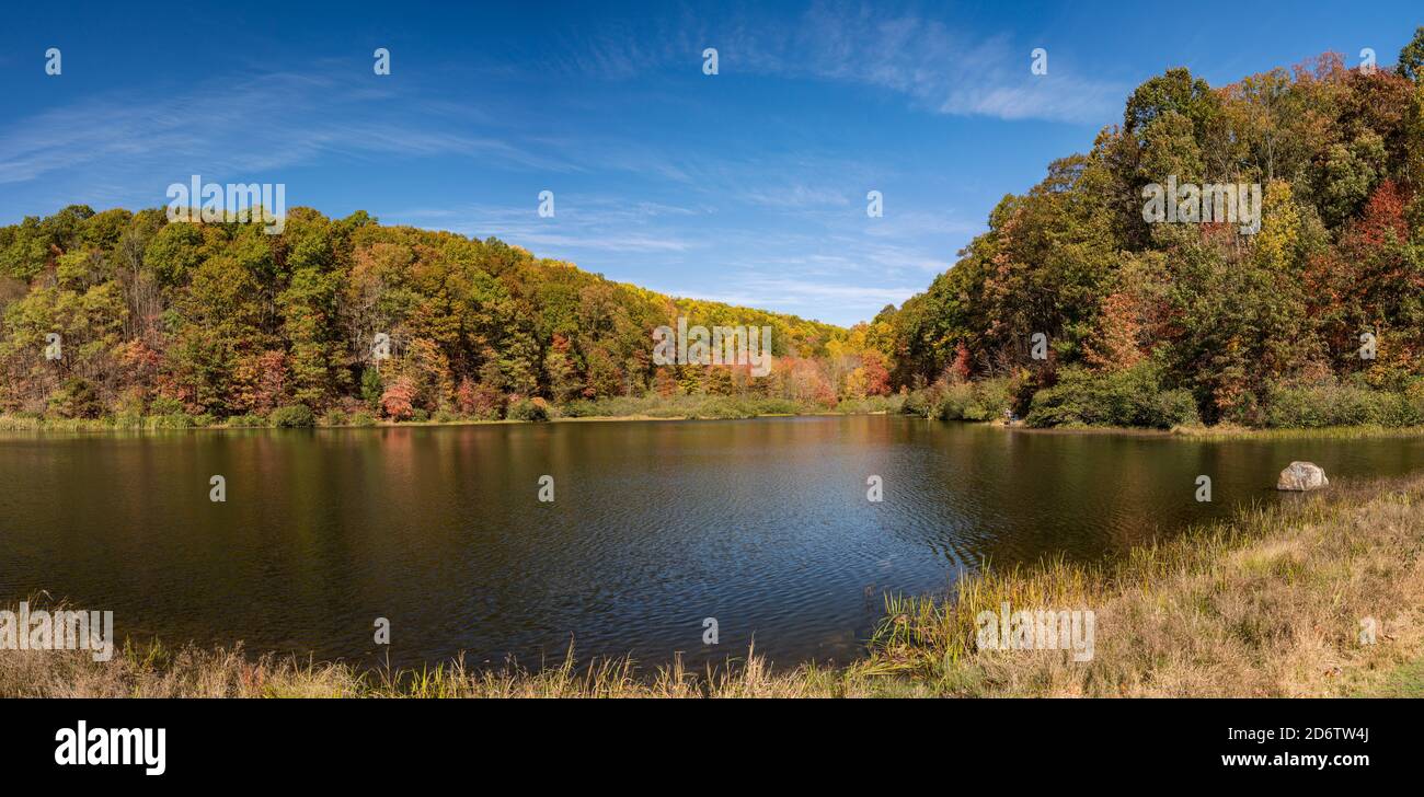 Gesticktes Panorama des Coopers Rock Lake und Glade Run im State Park im Herbst. Das Hotel liegt in der Nähe von Morgantown WV Stockfoto