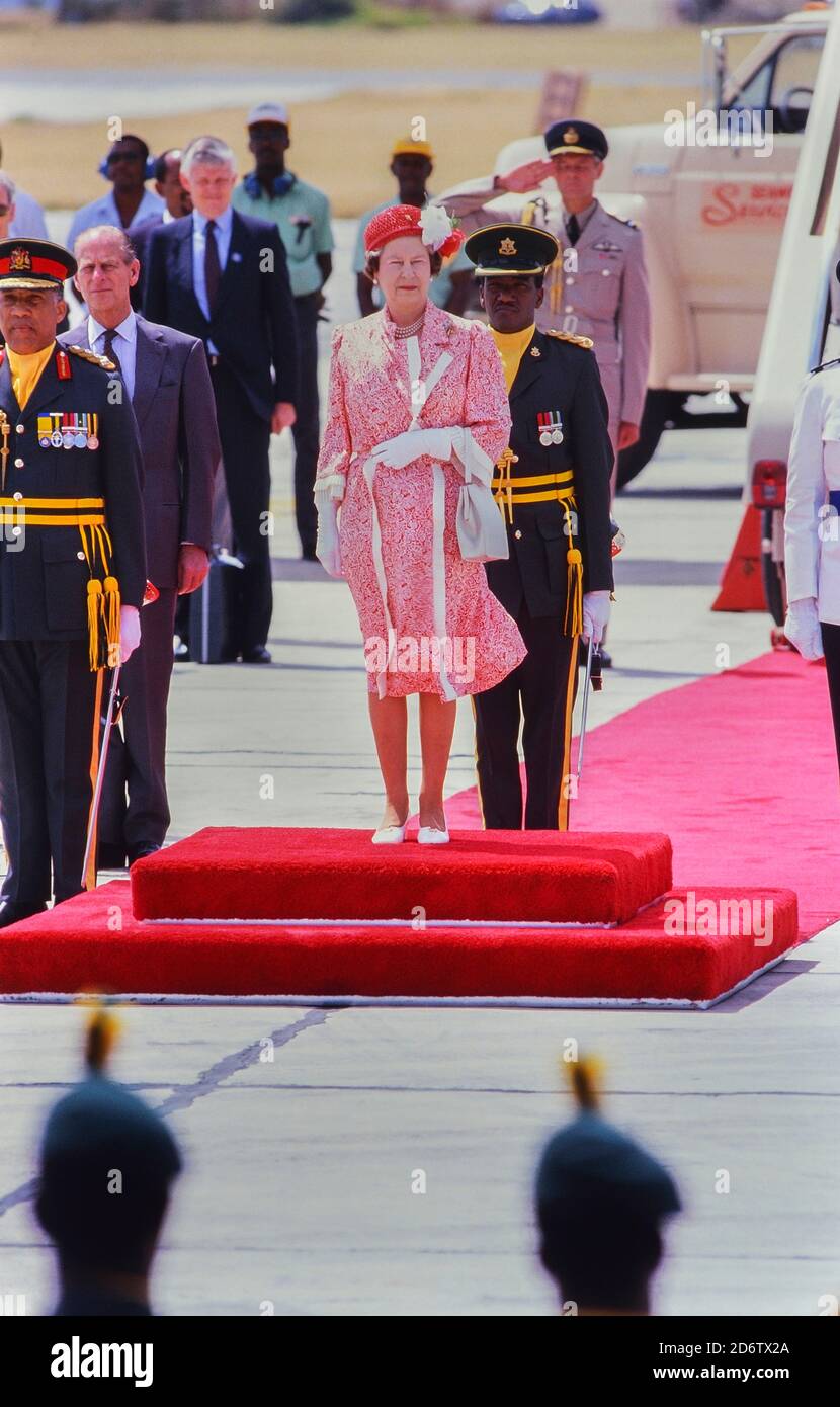Königin Elizabeth II. Stand auf dem roten Teppich mit einer Gruppe von Würdenträgern vor ihrer Abreise am Grantley Adams International Airport, Barbados nach einer Königstour 8.-11. März 1989 Stockfoto