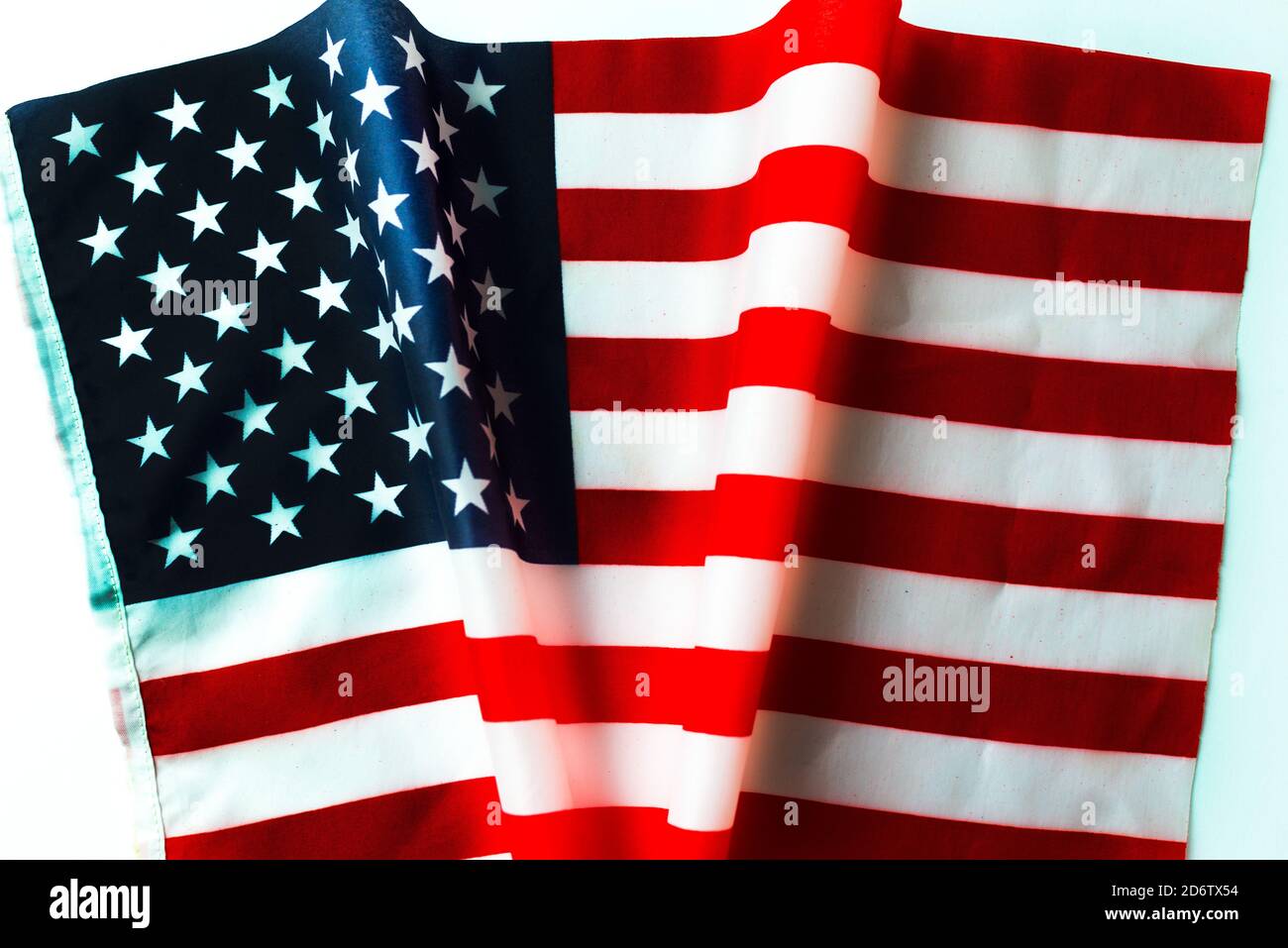 Winkende amerikanische Flagge und Form Inschrift V oder Sieg USA Wahl Konzept. Stockfoto