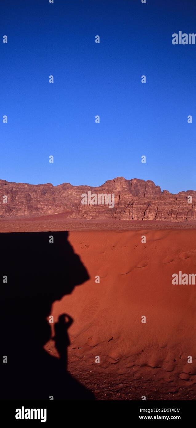 Schatten eines Fotografen, der in der Wüste Wadi Rum, Jordanien, Naher Osten fotografiert Stockfoto