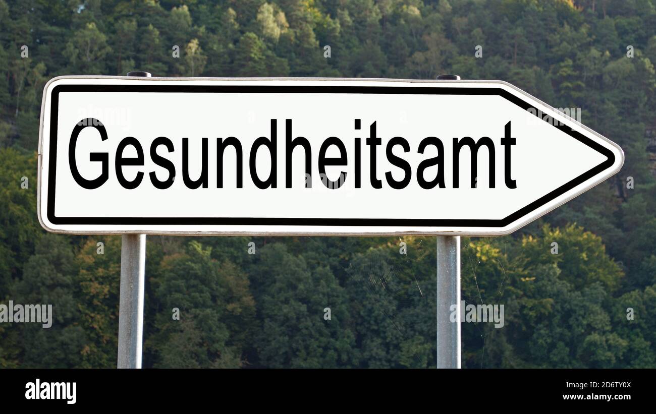 Verkehrsschild mit der Aufschrift 'Gesundheitsamt', Übersetzung 'Gesundheitsamt' Stockfoto