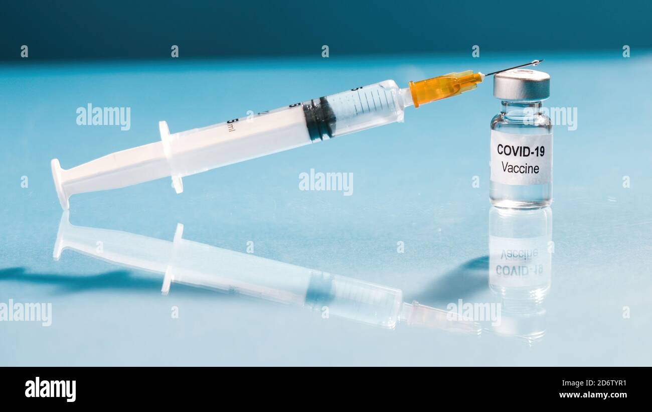 Coronavirus-Impffläschchen und Spritzennadel zur Injektion bereit. Stockfoto