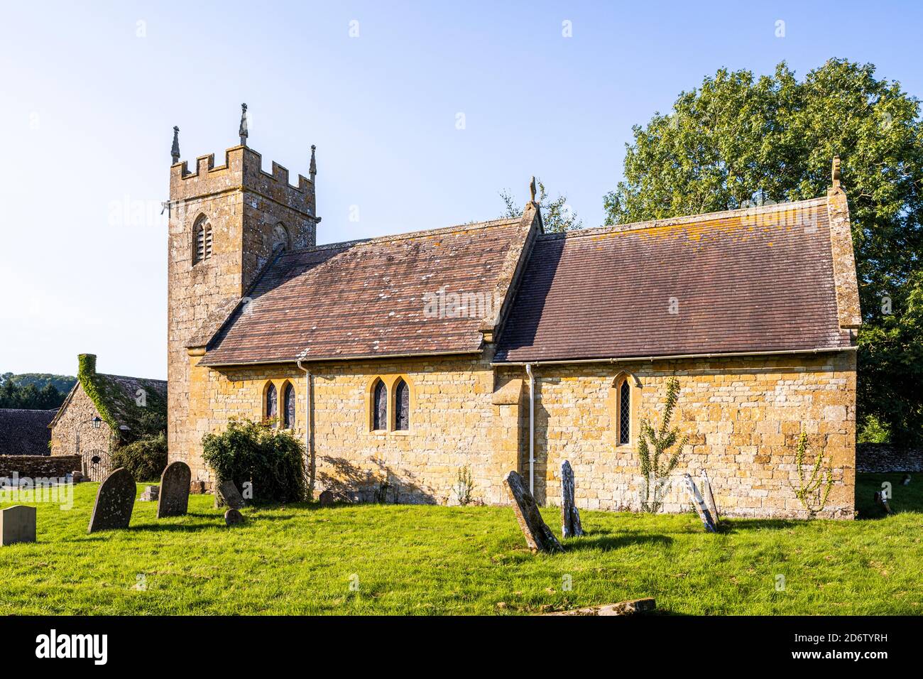 Abendlicht auf der Kirche von St James im Cotswold Dorf Cutsdean, Gloucestershire UK - der Turm ist wahrscheinlich 14. Jahrhundert. Stockfoto