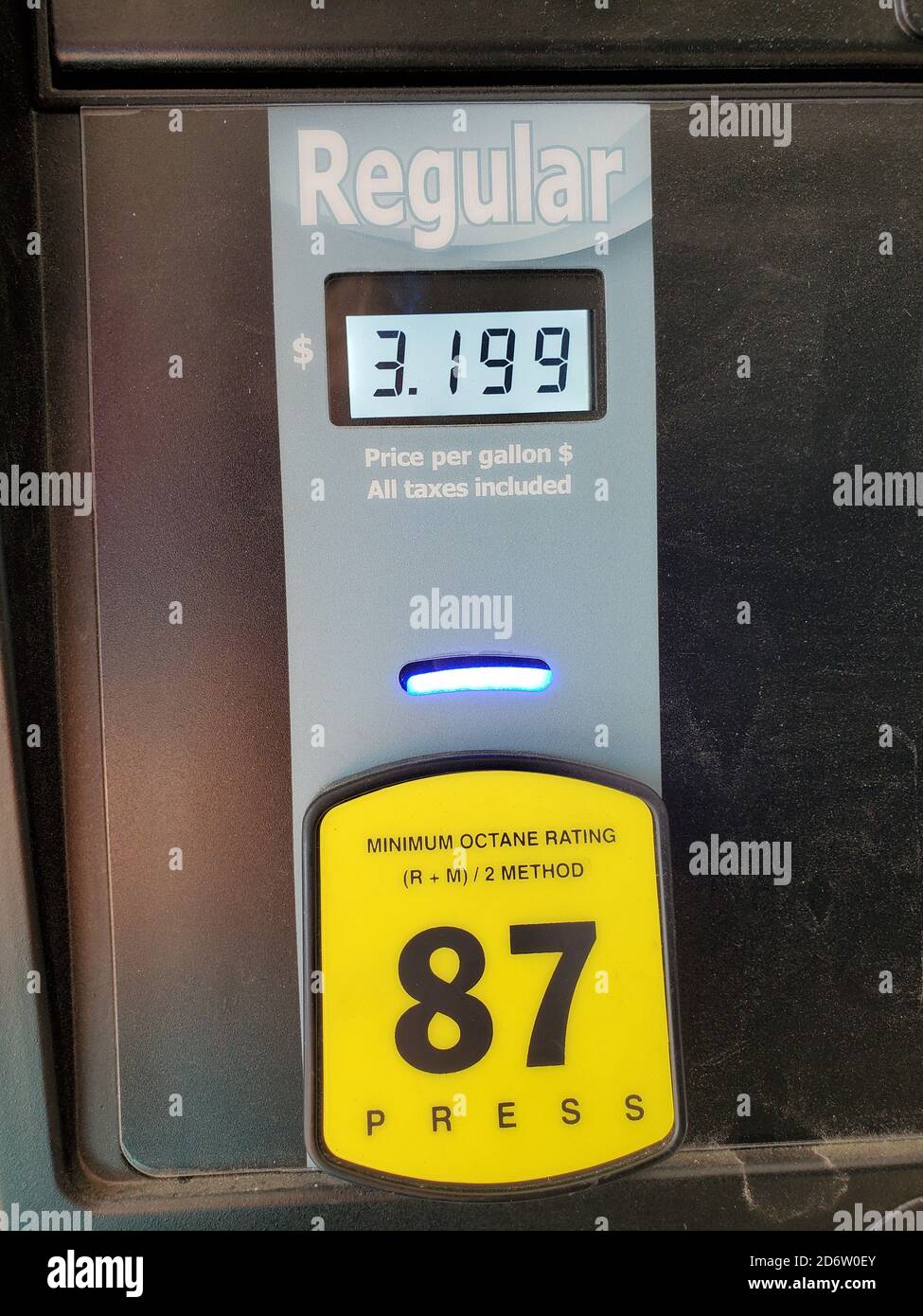 Nahaufnahme einer Oktanzahl von 87 Oktan für normales Benzin an einer Kraftstoffpumpe in einer Tankstelle, San Ramon, Kalifornien, 28. August 2020. () Stockfoto