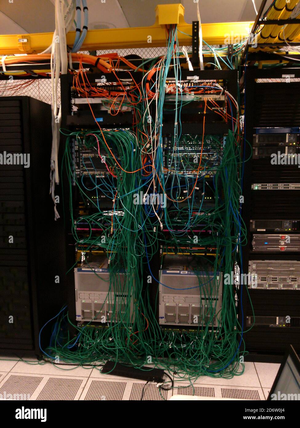 Netzwerk-Spaghetti - ein Beispiel für eine schlechte Netzwerkkabelverwaltung Stockfoto