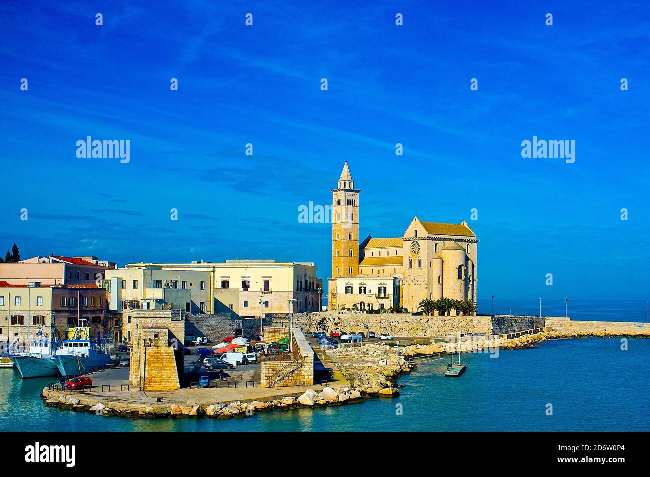 Kathedrale Basilika Sankt Nikolaus der Pilger (Basilica Cattedrale San Nicola Pellegrino) über dem Hafen von Trani. Trani, Apulien (Apulien), Italien Stockfoto