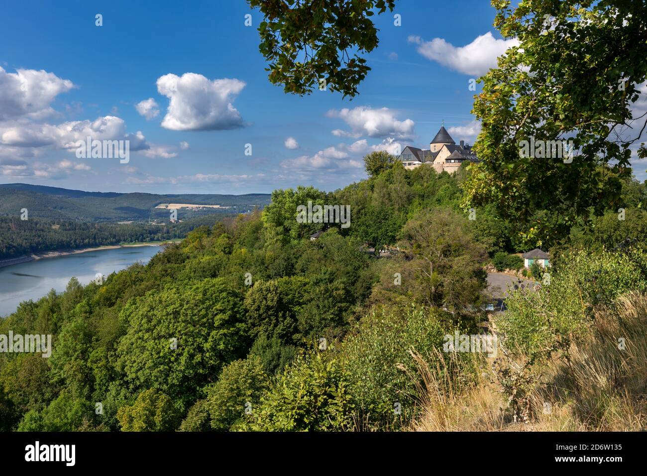 Blick auf Schloss Waldeck und Edersee in Nordhessen, Deutschland. Stockfoto