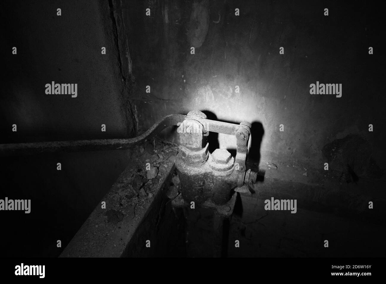 Alte Wasserpumpmaschinen mit konzentriertem Licht beleuchtet Stockfoto