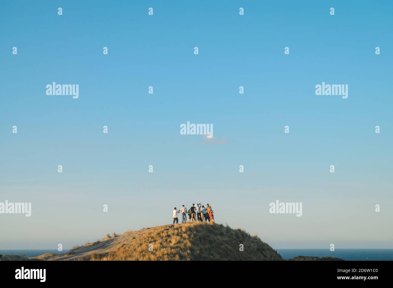 Eine Gruppe von Touristen genießen die Aussicht von der Spitze der Silvia Hill, Labuan Bajo, Flores Insel, Ost-Nusa Tenggara, Indonesien Stockfoto