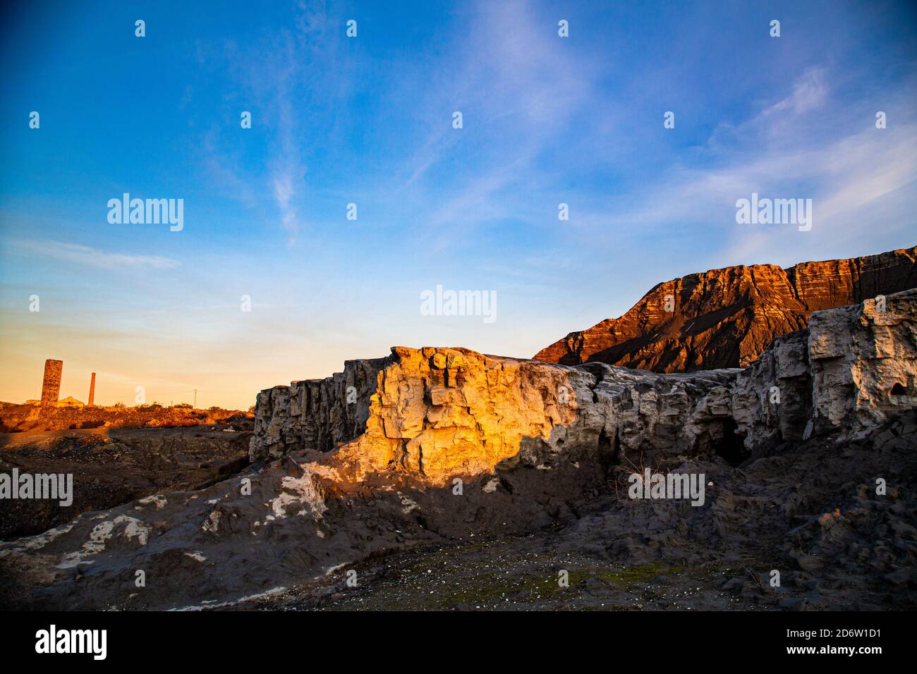 Kohlebergabfall mit blauem Himmel und Abendlicht Stockfoto