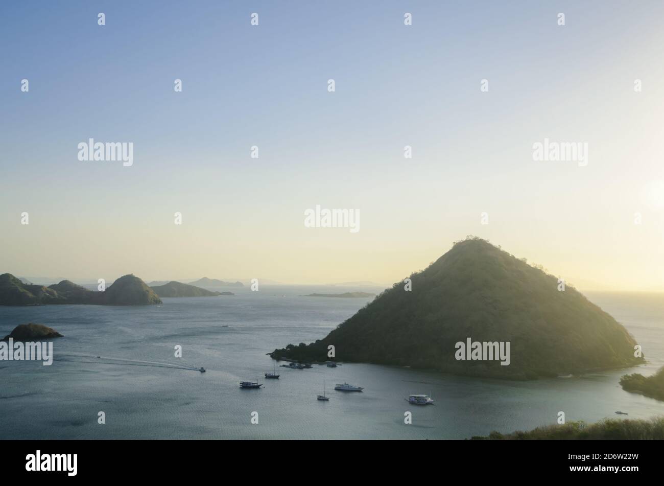 Bucht und Insel in Labuan Bajo, Insel Flores, Indonesien Stockfoto