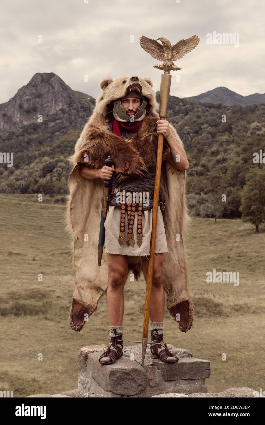 Ein Aquilifer-Soldat, Träger des römischen Adlerstandard. Stockfoto