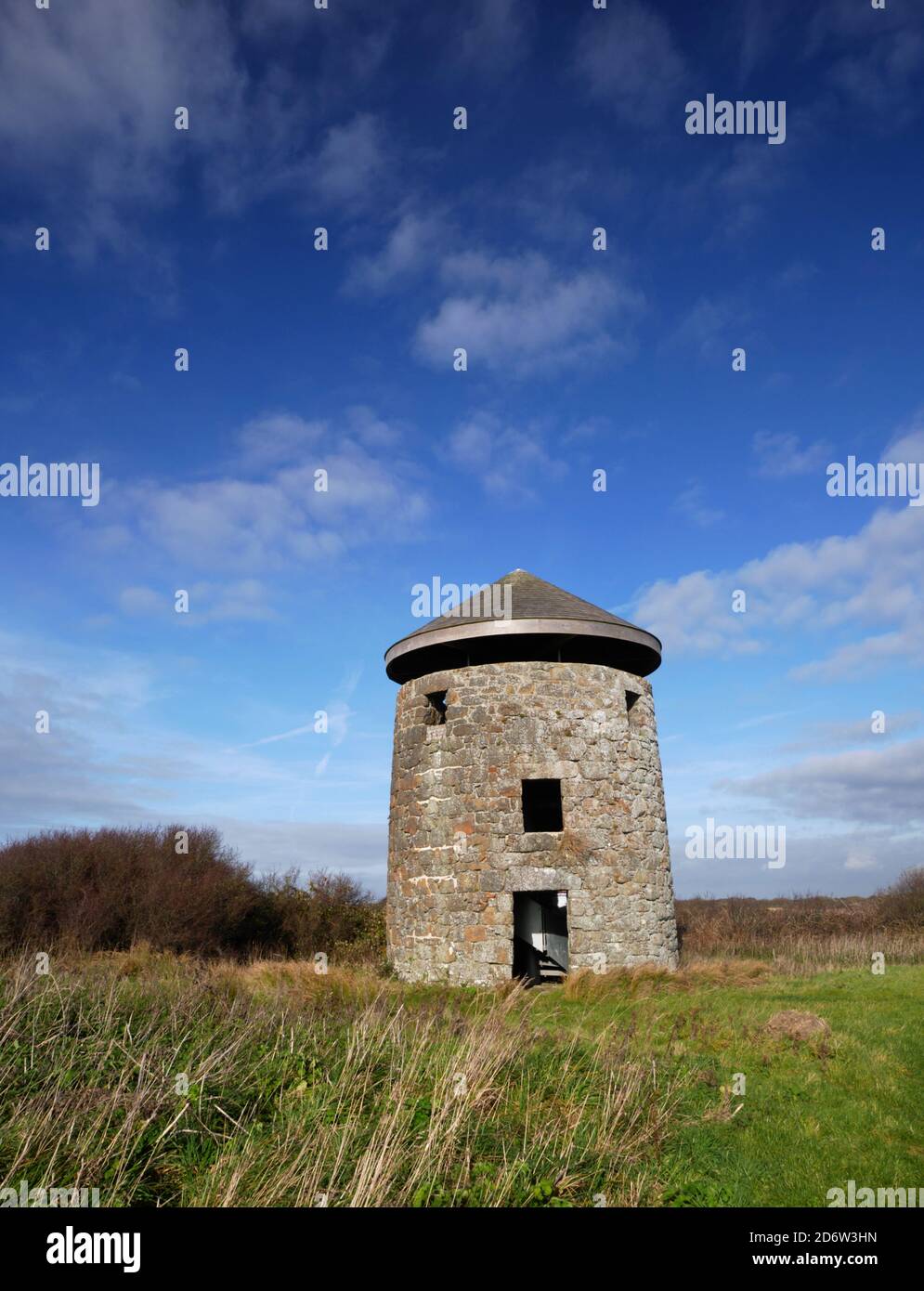 Windmill Tower im Windmill Farm Nature Reserve, Mount Hermon, The Lizard, Cornwall. Dient als Aussichtsturm. Stockfoto