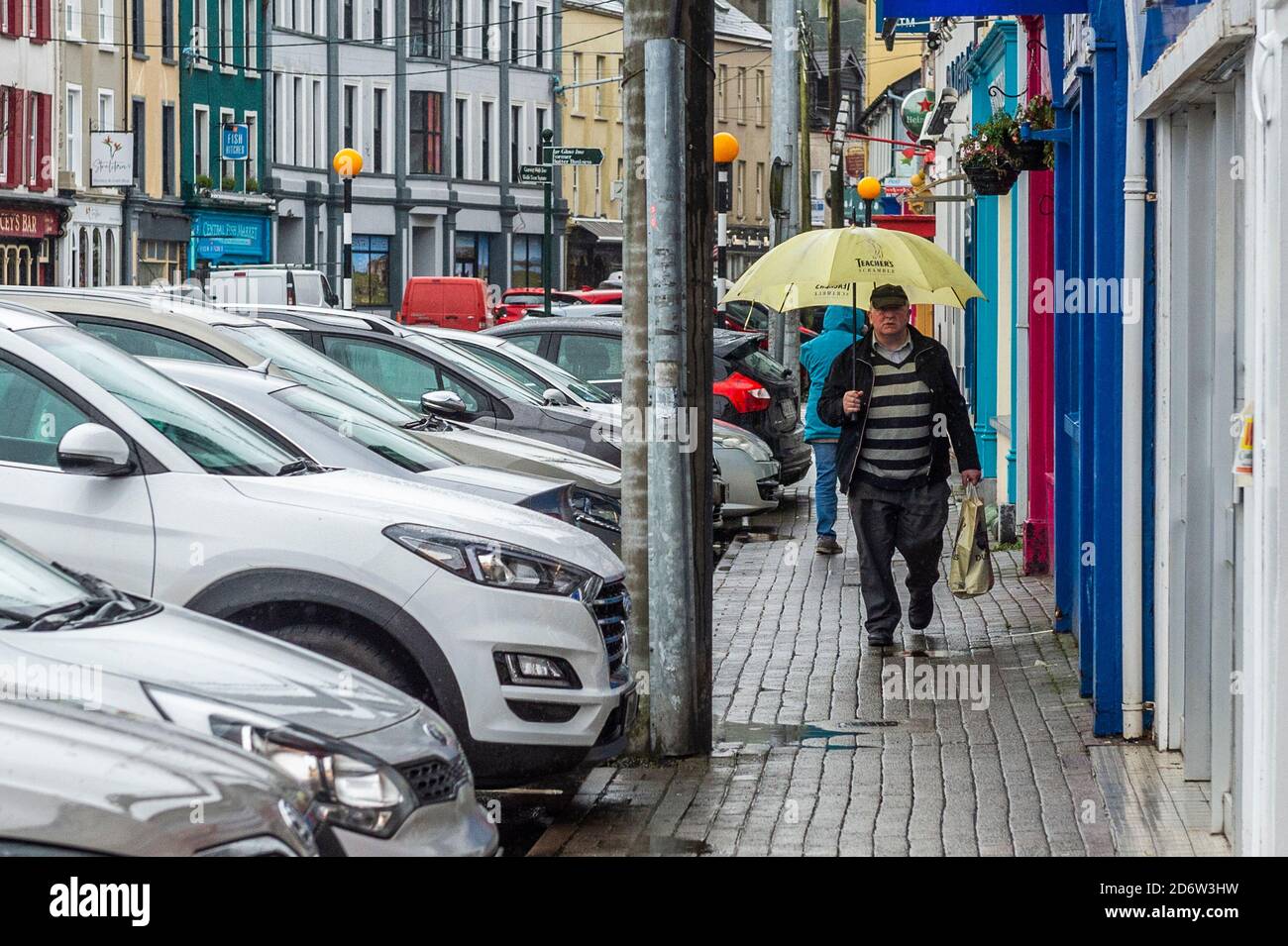 Bantry, West Cork, Irland. Oktober 2020. Die Menschen gehen in Bantry an einem Tag mit sintflutartigen Regenfällen und starken Winden um. Die astronomische Hochtidevorhersage für diesen Abend wird voraussichtlich zu erheblichen Überschwemmungen in der Stadt führen. Quelle: AG News/Alamy Live News Stockfoto