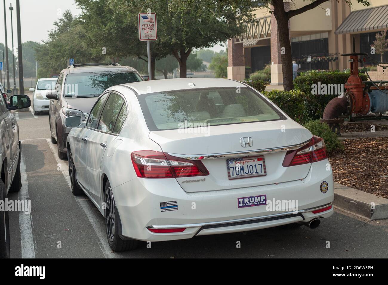 Ein weißes Auto mit einem Trump-Bumpersticker, der auf US-Präsident Donald Trump verweist, wird in einem Veterans Only Parkplatz in Dublin, Kalifornien, 12. September 2020 geparkt. () Stockfoto