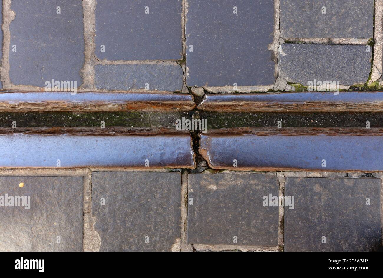 Krakau. Krakau. Polen. Alte kaputte Straßenbahn. Steinpflasterfliesen. Stockfoto