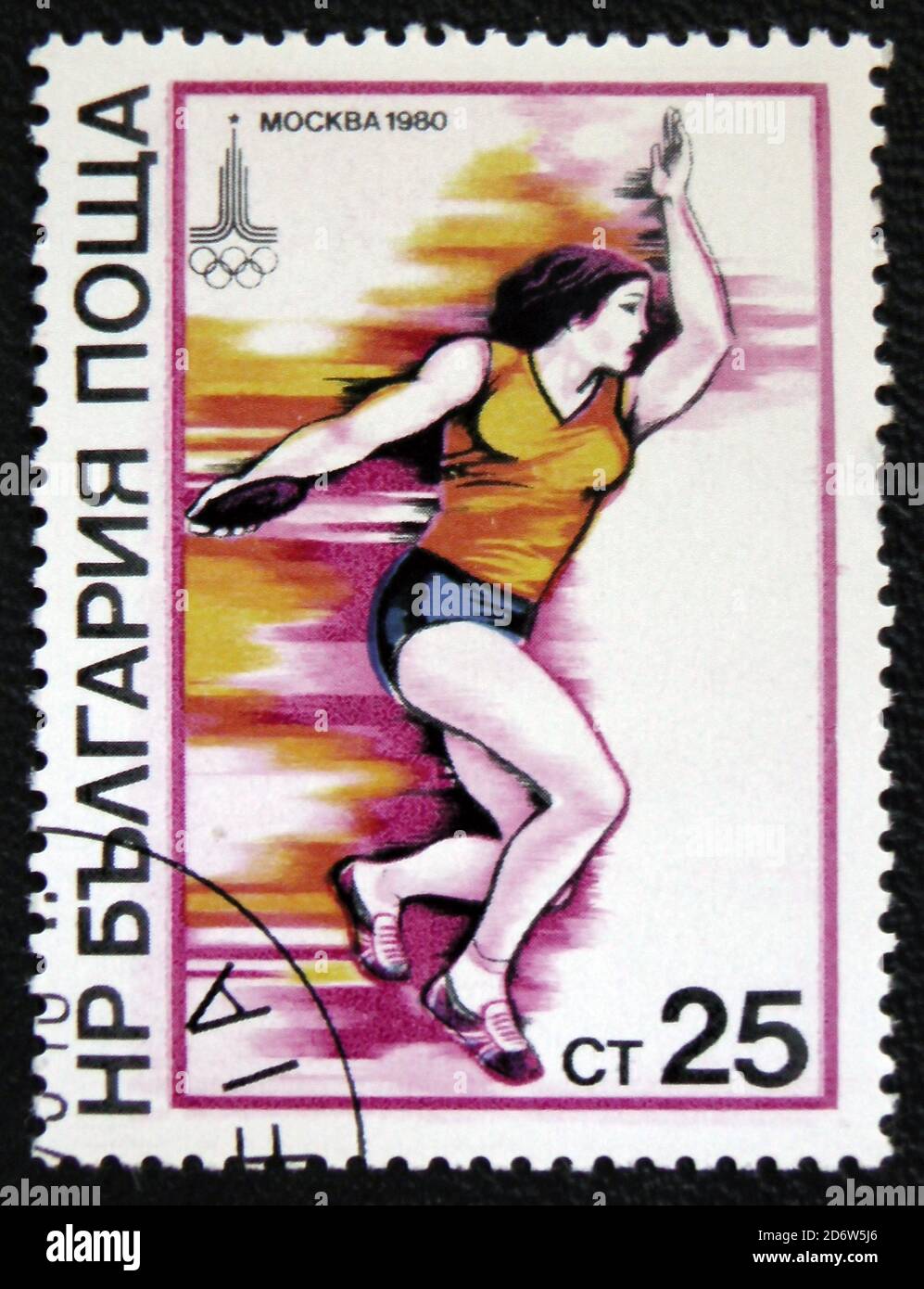 MOSKAU, RUSSLAND - 7. JANUAR 2017: Eine in der UdSSR gedruckte Briefmarke widmet sich dem Olimpischen Spiel 1980 in Moskau. Zeigt das Werfen von Diskus. Ca. 1980 Stockfoto