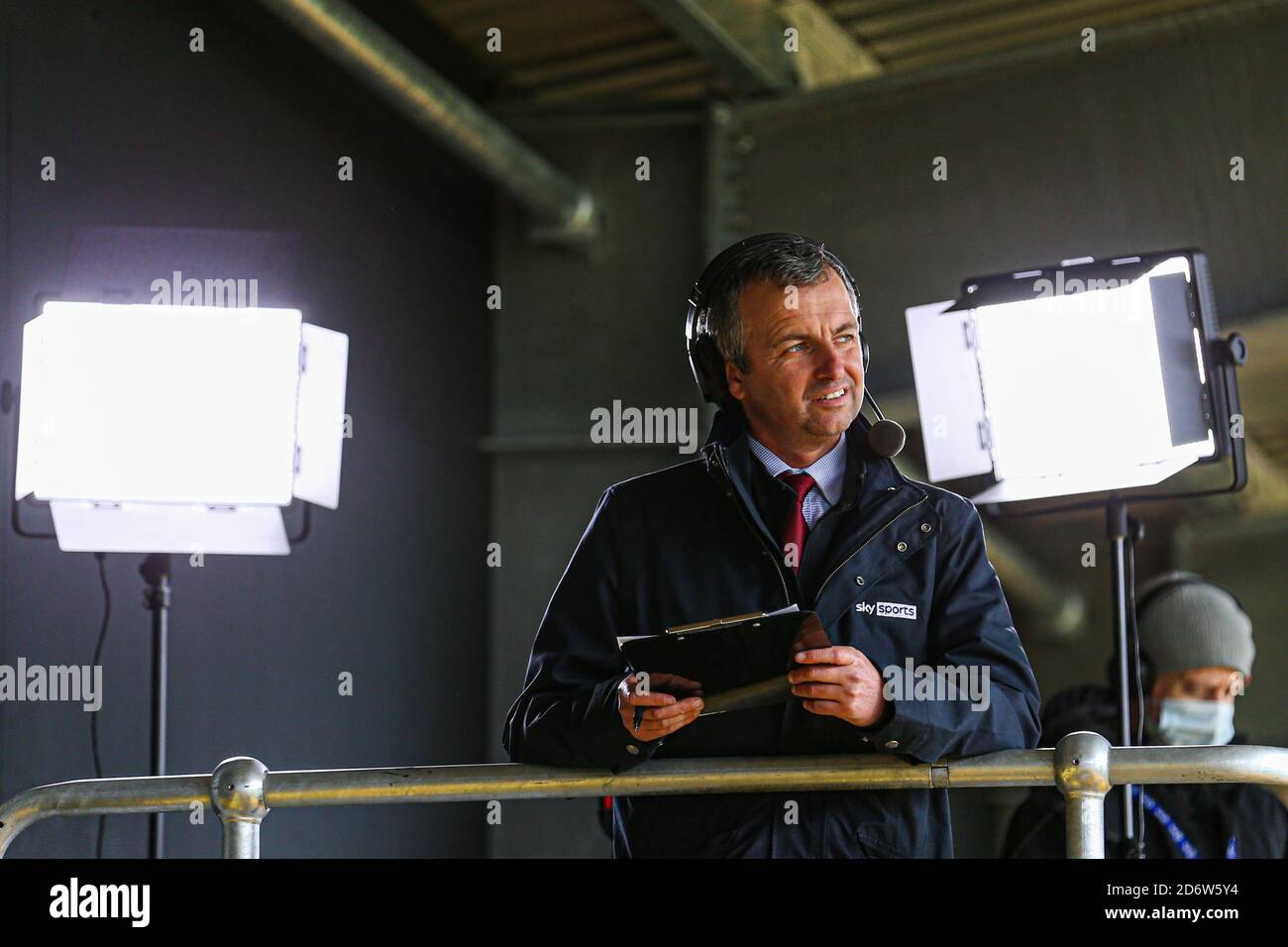 Ein Sky Sports Reporter wird gesehen, das Spiel zu beobachten Stockfoto