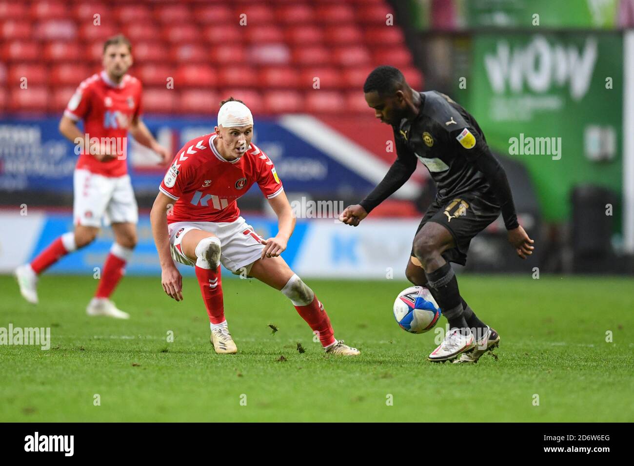 Gavin Massey (11) von Wigan Athletic spielt Alfie Doughty (18) von Charlton Athletic Stockfoto