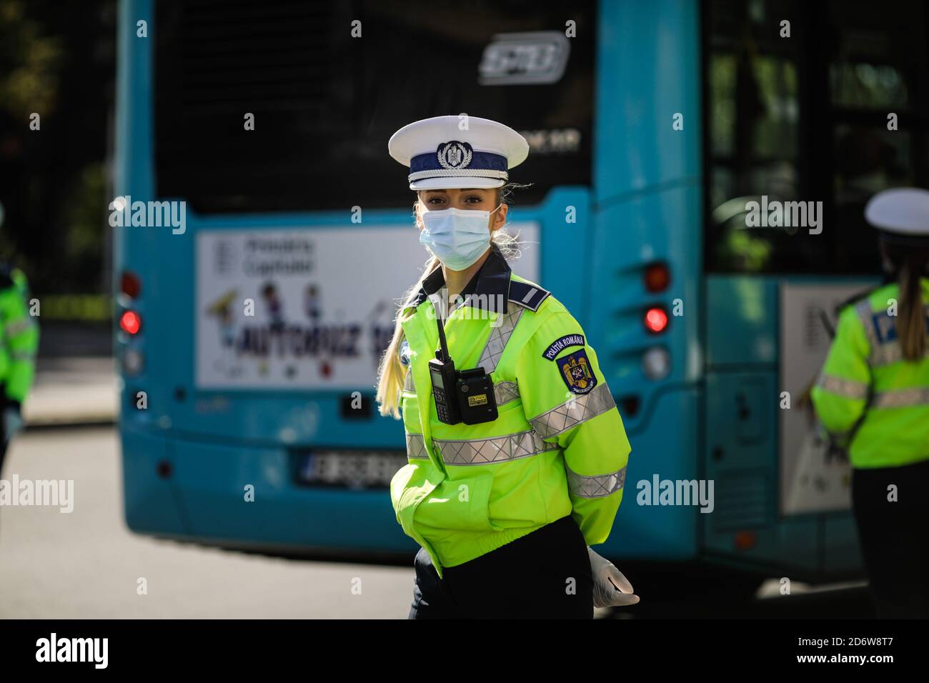 Bukarest, Rumänien - 18. Oktober 2020: Polizeibeamtin zieht Autos im Verkehr an, um zu überprüfen, ob die Fahrer die Anti-Covid-Maßnahmen einhalten. Stockfoto