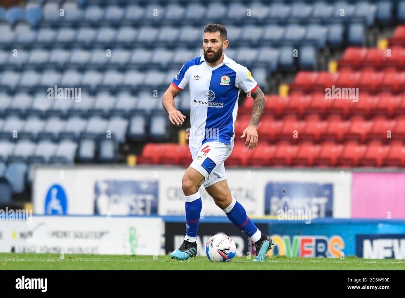 Bradley Johnson (4) von Blackburn Rovers mit dem Ball Stockfoto