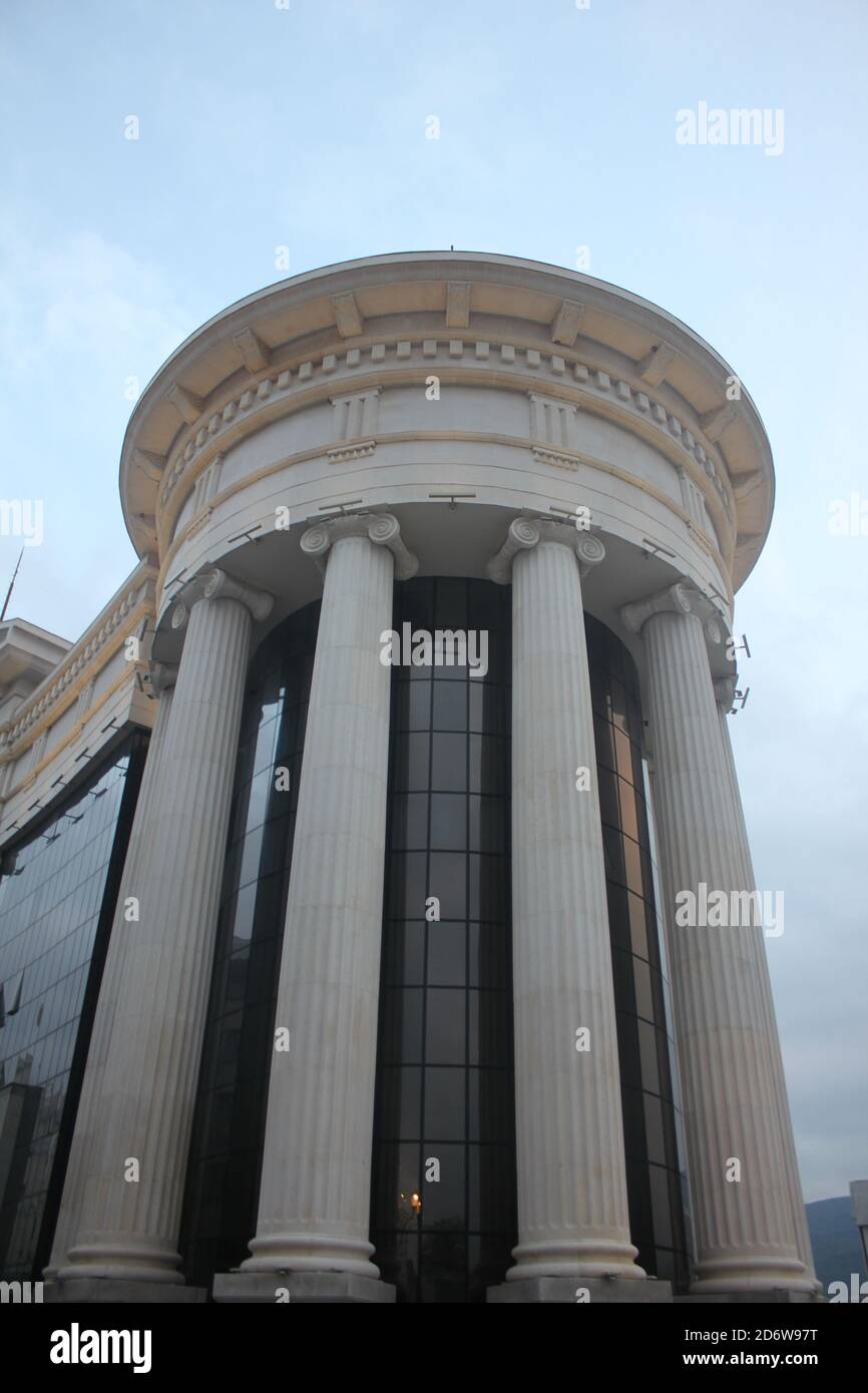 Das Vardar-Ufer und das mazedonische Museum in Skopje Stadt in Nord-Mazedonien Stockfoto