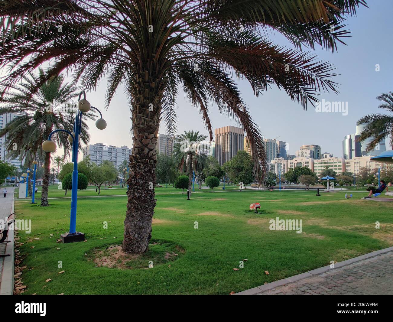 Berühmte Stadt Abu Dhabi corniche Park, VAE - schöne moderne Parkszene bei Sonnenuntergang - stressfreie Aussicht Stockfoto
