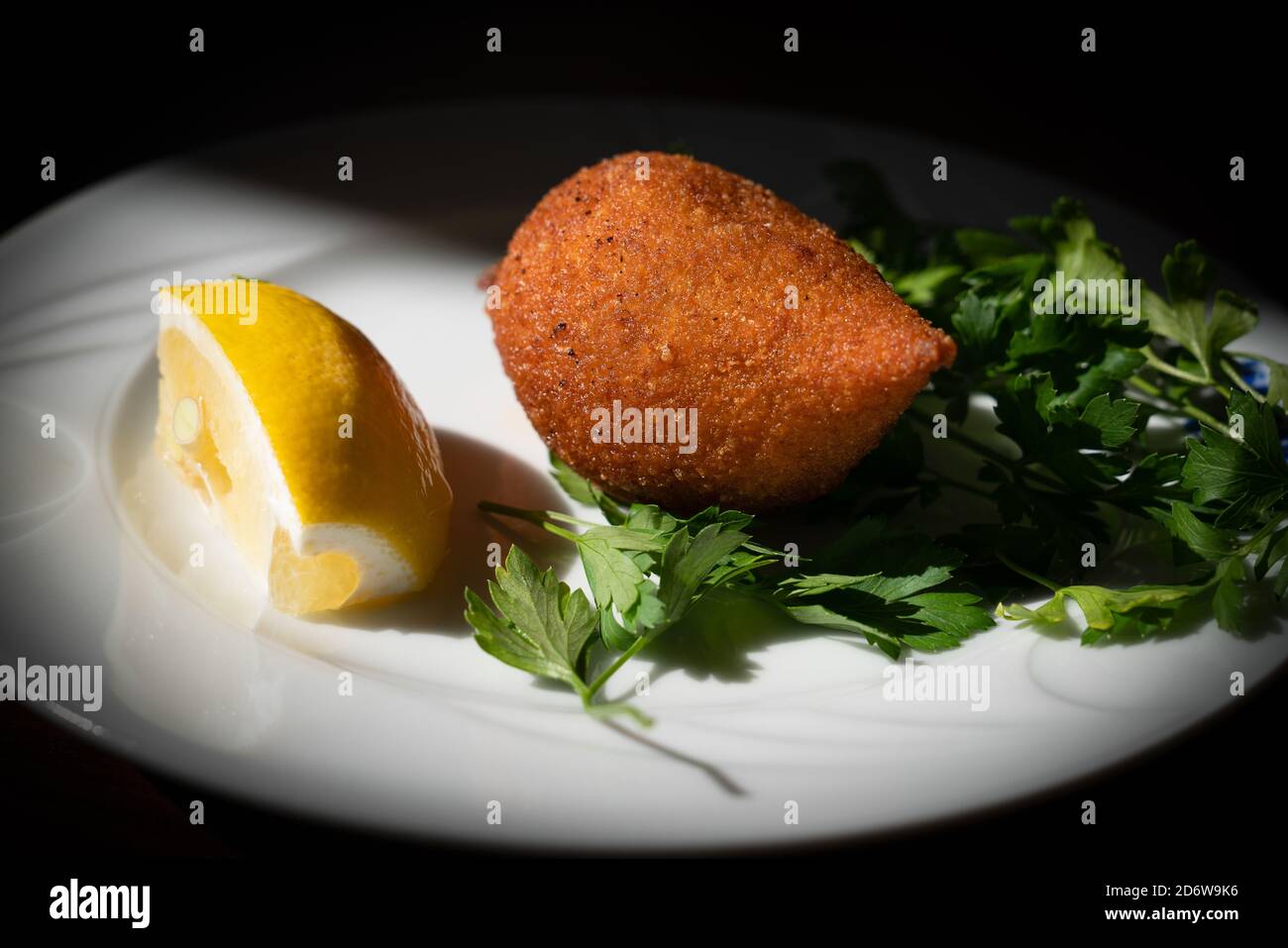 Kibbeh (Icli kofte auf Türkisch) ist ein beliebtes Gericht in der nahöstlichen Küche. Stockfoto