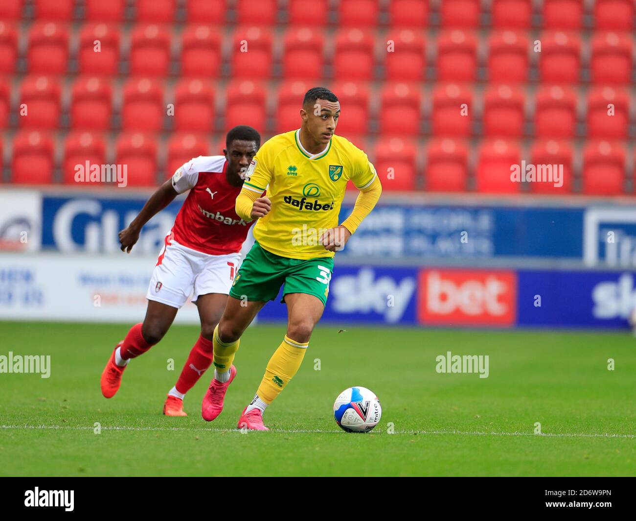 Adam Idah (35) von Norwich City läuft mit dem Ball Stockfoto