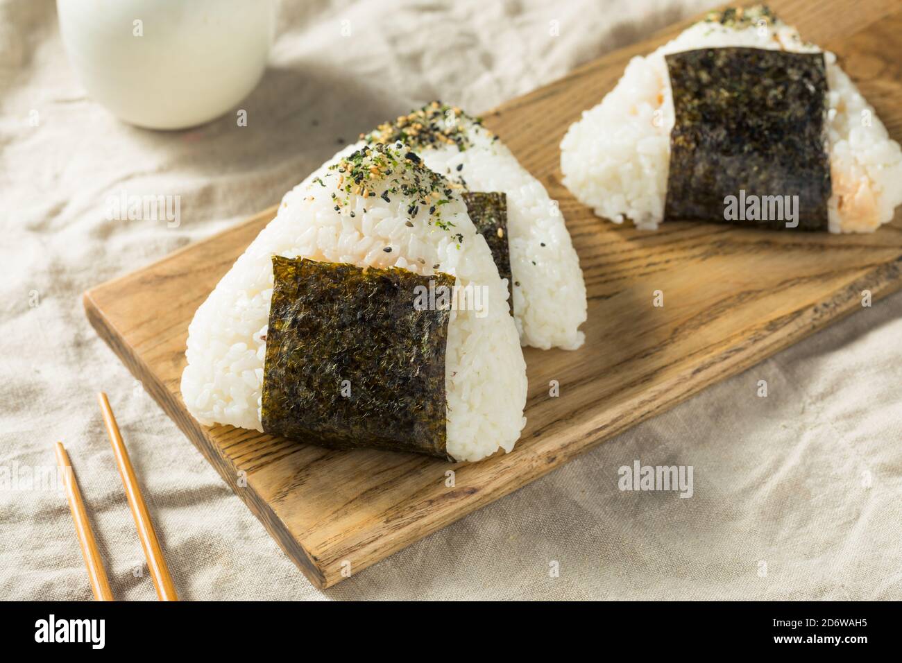 Hausgemachte japanische Thunfisch Mayo Onigiri Reisbälle mit Nori Stockfoto