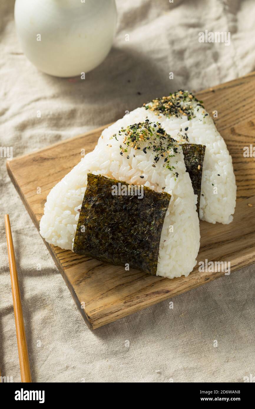 Hausgemachte japanische Thunfisch Mayo Onigiri Reisbälle mit Nori Stockfoto