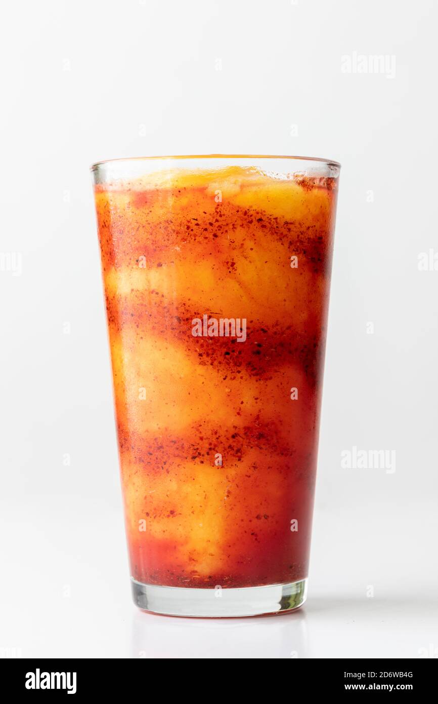 Chamoyada. Smoothie aus Mango, Chamoy (mexikanische Sauce) und Eis. Chamoyada. / Mango con chamoy y hielo. Stockfoto