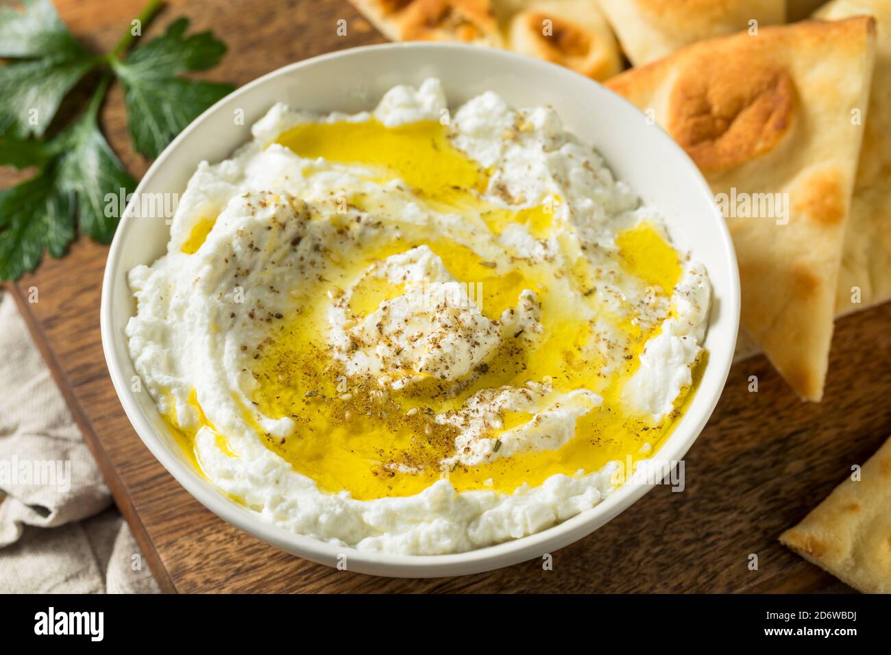 Hausgemachter Joghurt Labneh Käse Dip mit Olivenöl und Pita Stockfoto
