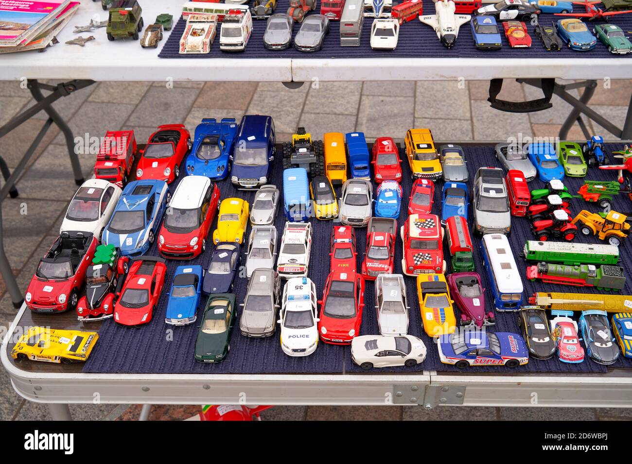 Gebrauchte Second Hand Maßstab Modell Spielzeug Autos zum Verkauf bei Ein Auto Boot Verkauf Stockfoto