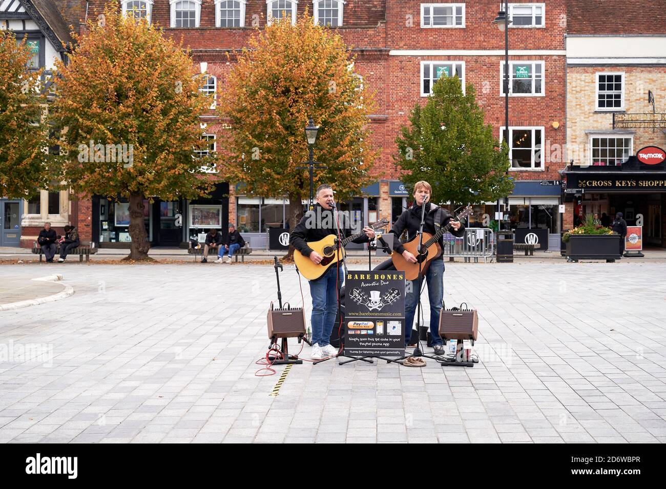 Zwei Straßenmusiker, die Gitarre spielen und singen Stockfoto