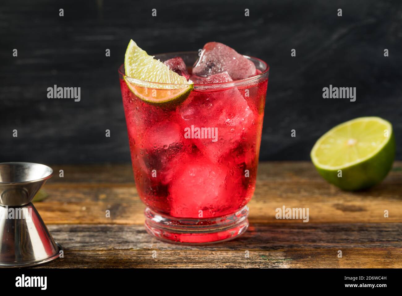 Erfrischender Boozy Vodka Cranberry Cocktail mit Limettensaft Stockfoto