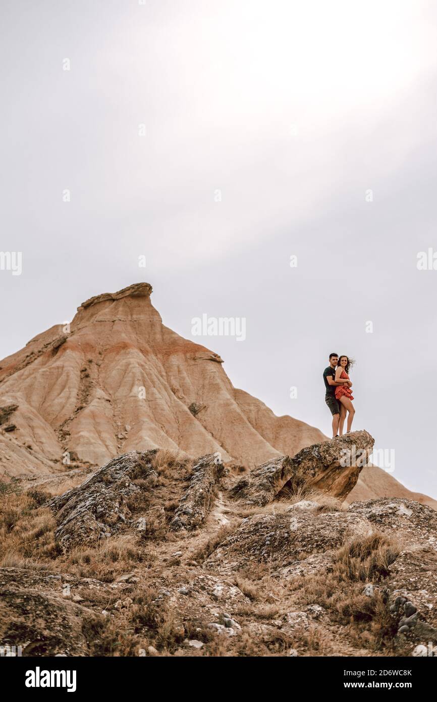 Paar auf einem Felsen in einer desertischen Landschaft in der Barcenas Reales Wüste in Navarra, Spanien Stockfoto